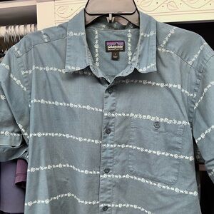 Men's Patagonia Size Large Lightweight shirt sleeves  button Shirt